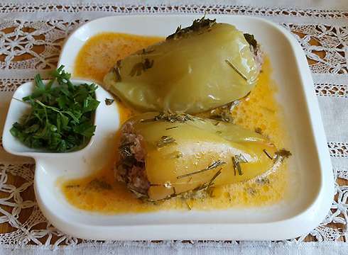 Фаршированный перец в сметанном соусе