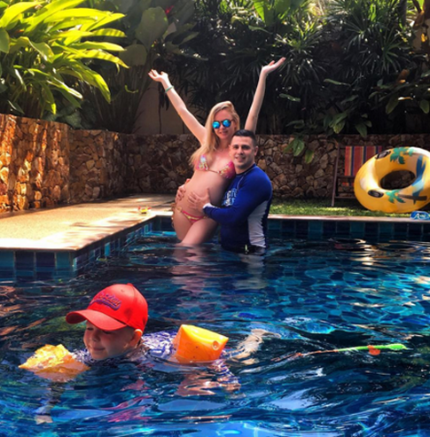 Беременная Дарья Пынзарь в Таиланде подсела на кокос