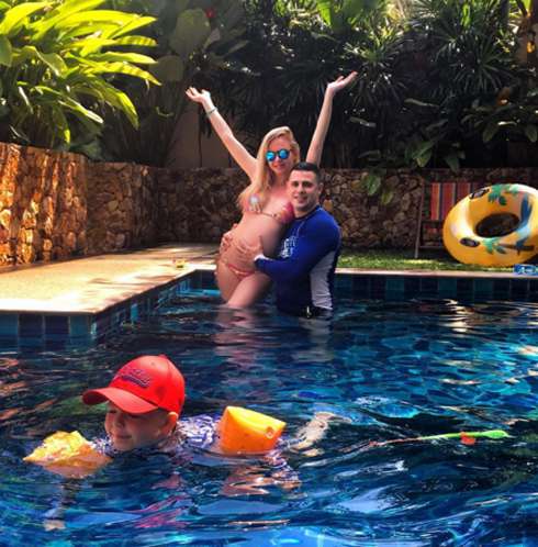 Дарья Пынзарь с мужем и сыном в Таиланде