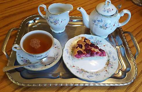 Летом этот пирог можно выпекать со свежими ягодами, зимой - с замороженными