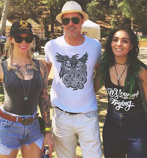 Брэд Питт охотно фотографировался с фанатками