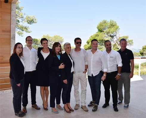 Брэд Питт посетил хорватский город Шибеник и сфотографировался с персоналом отеля, в котором останавливался Брэд Питт посетил хорватский город Шибеник и сфотографировался с персоналом отеля, в котором останавливался