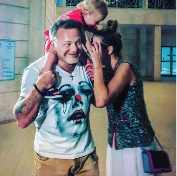 До сегодняшнего дня артисты публиковали фотографии Темы, на которых не видно его лица