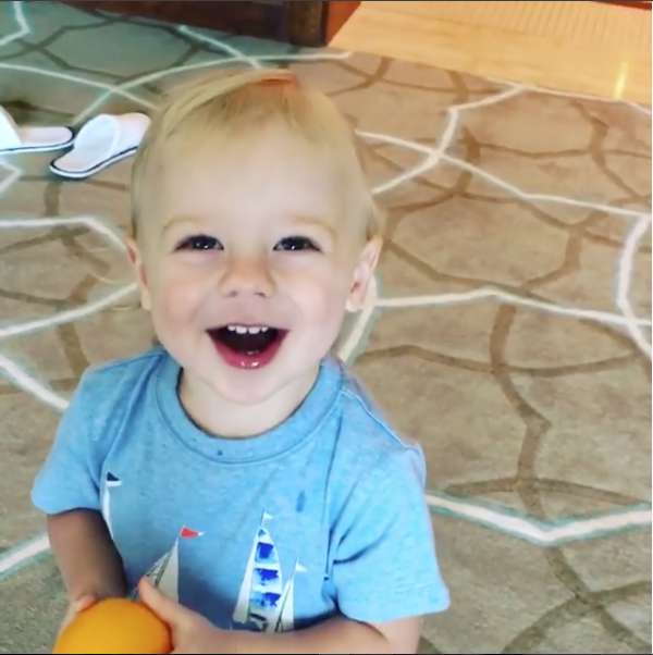 Поклонники спорят на кого похож малыш