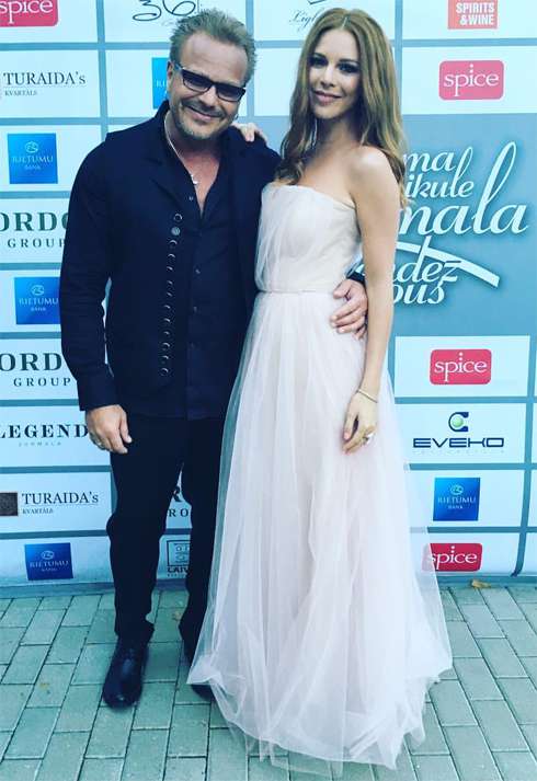 Поклонники разглядели у артистки живот на этом снимке