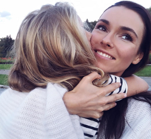 Ирена Понарошку приучает сына к спорту