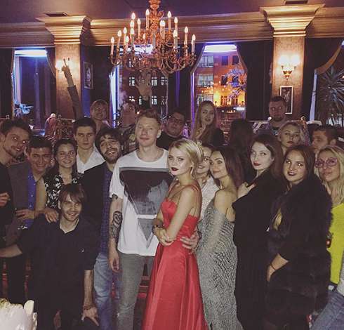 Именинница собрала на свой день рождения самых близких друзей