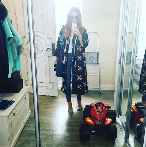 Большая красная машина вызвала у ребенка восторг