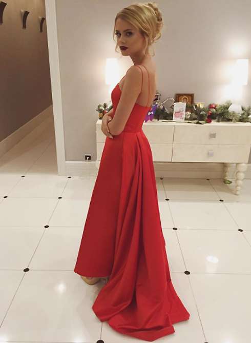 Для праздничного вечера Алена выбрала красное платье