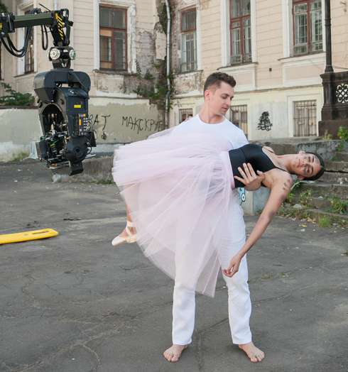 В своем дебютном клипе Дмитрий Дан сыграл ангела, который сводит людей, предназначенных друг для друга