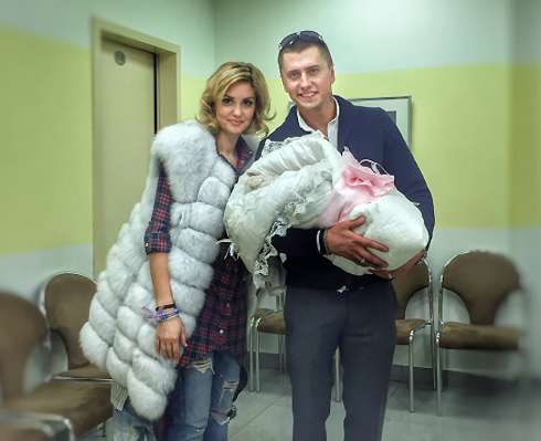 Павел Прилучный, Агата Муцениеце на выписке из роддома