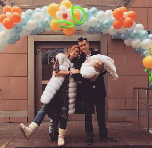 На этом снимке актриса предложила найти ее сына Тимофея