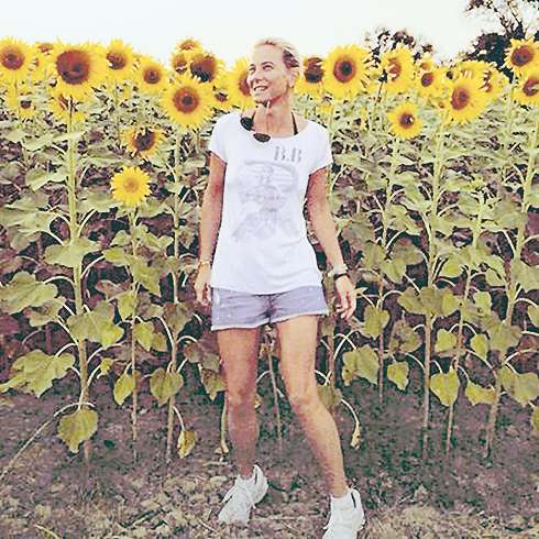 Юлия Высоцкая с 14 лет обливается холодной водой, а зимой натирает лицо чистым снегом Юлия Высоцкая с 14 лет обливается холодной водой, а зимой натирает лицо чистым снегом