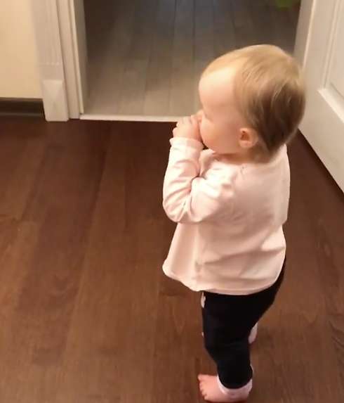 Маленькая Вероника начала ходить