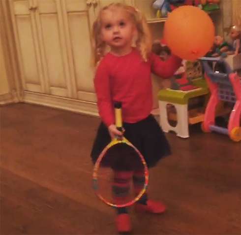 Лиза уже взяла в руки ракетку