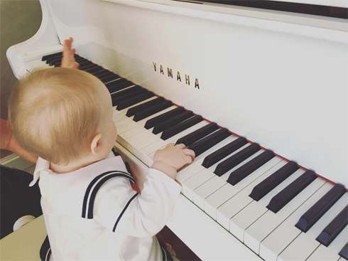 Дочь Игоря Николаева изучает инструмент