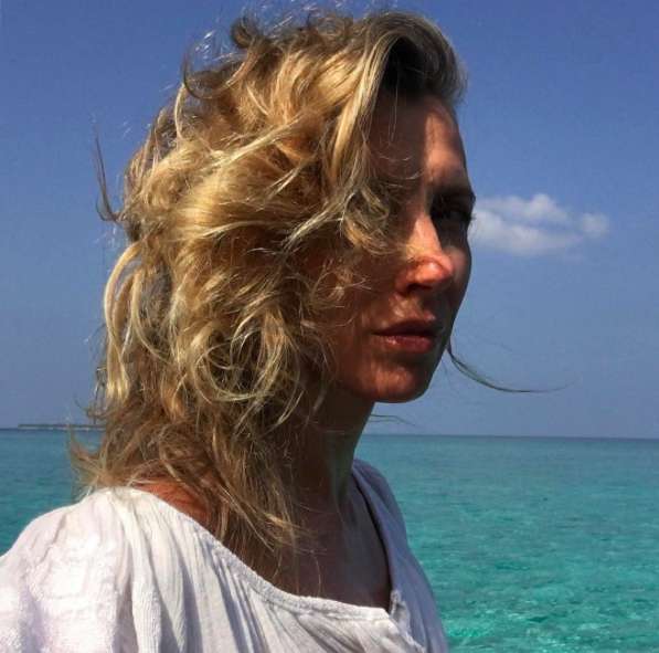 Светлана эти дни проводит на морском курорте