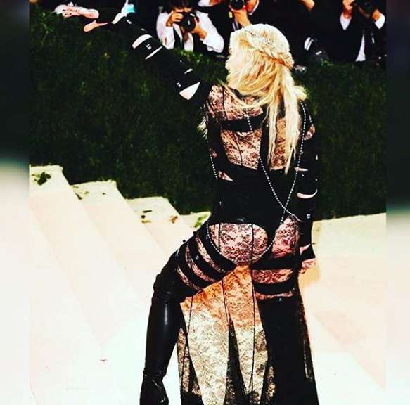 Платье Мадонны демонстрировало ее ягодицы