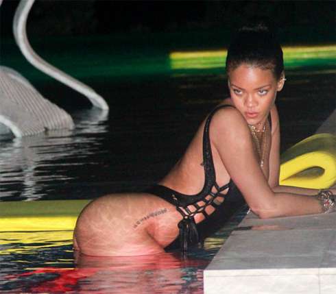Подруга Рианны выложила фото певицы в купальниках