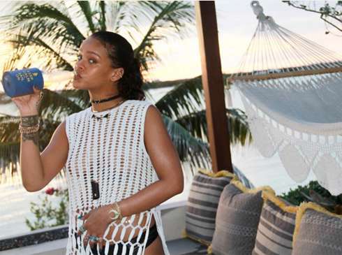 Рианна прикрыла грудь кружевной туникой