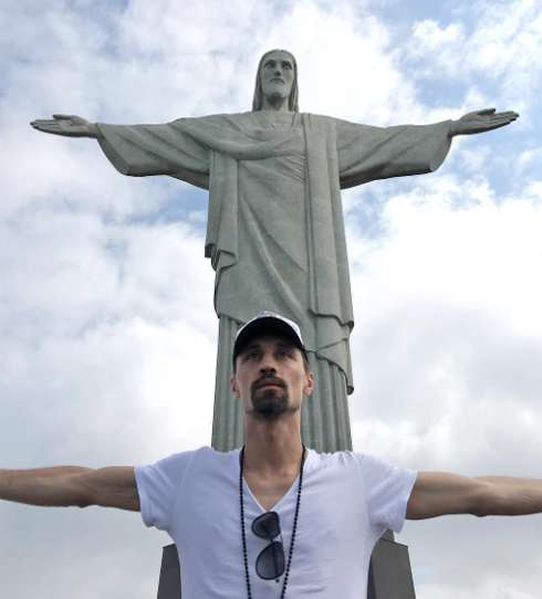 Дима Билан у статуи Христа