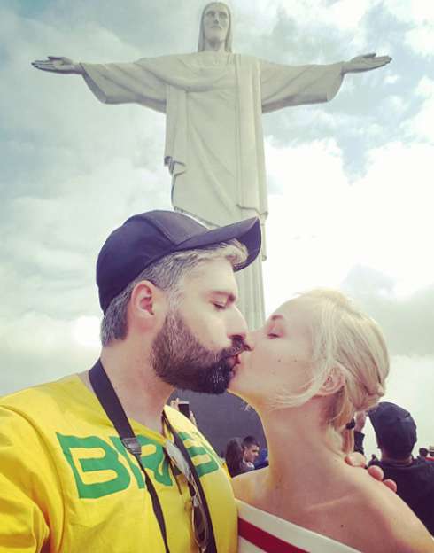 Полина Гагарина и Дмитрий Исхаков у статуи Христа