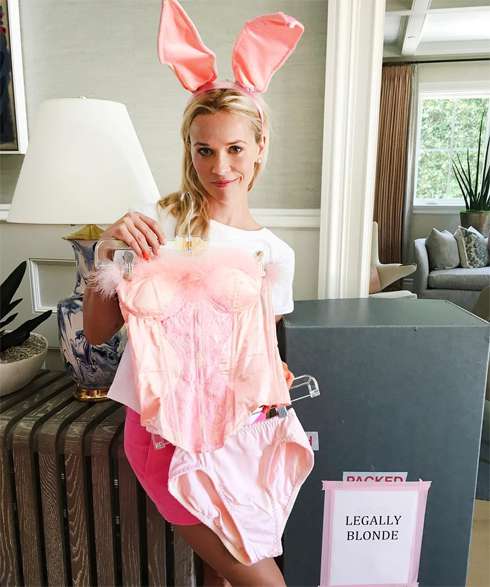 Риз Уизерспун с костюмом из фильма Блондинка в законе