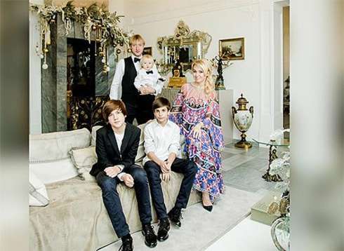 Рудковская подала в суд на родную мать старшего сына Андрея