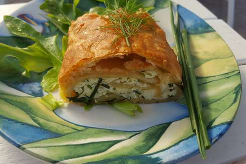 Слоеный рулет с адыгейским сыром и шнитт-луком