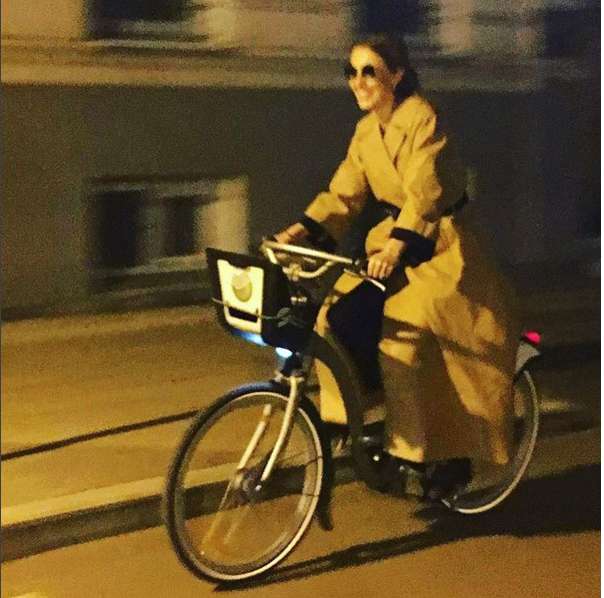Вчера тележурналистка прокатилась на велосипеде по центру столицы