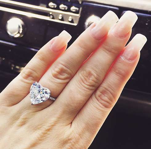 Леди Гага показала поклонникам свое помолвочное кольцо