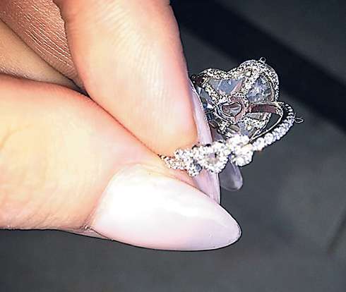 «Моя самая любимая часть помолвочного кольца: буквы Т и С и сердечко из белых бриллиантов между ними. Он всегда называл меня по моему настоящему имени. С нашей самой первой встречи», - призналась Гага