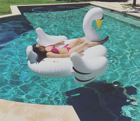 Сальма Хайек отмечает 50-летие в бикини