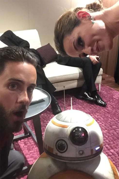 Джареду Лето и Дженнифер Гарнер тоже удалось сфотографироваться с дроидом