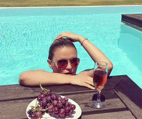 Анна Семенович устроила себе шикарный отдых