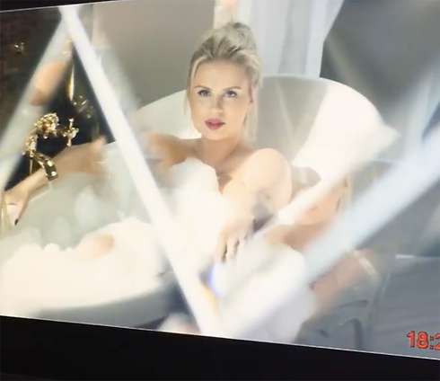 Эротическое видео певицы понравилось далеко не всем