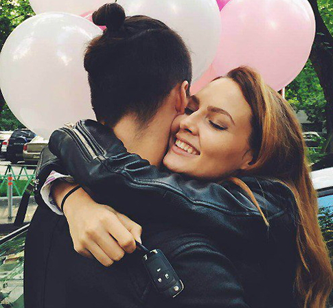 Солистке Serebro подарили машину