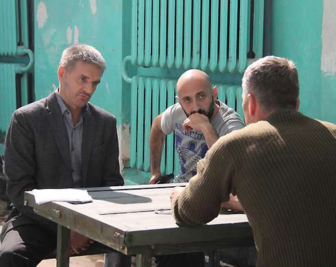 Клим Рощин — сложный, умный, реактивный, принципиально не пользуется оружием, но любит устраивать на допросах провокации