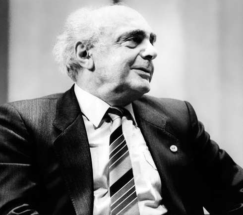 Отец Карена, Георгий Хосроевич, был крупным советским чиновником Отец Карена, Георгий Хосроевич, был крупным советским чиновником