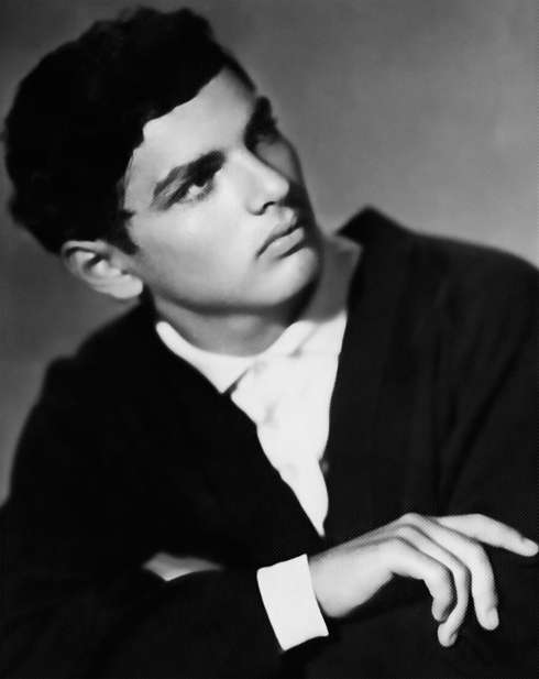 Карен обладал эффектной внешностью и всегда пользовался популярностью у женщин Карен обладал эффектной внешностью и всегда пользовался популярностью у женщин