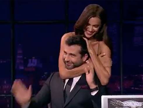 Модель продемонстрировала телеведущему удушающий захват сзади