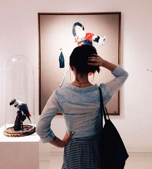 На пальце девушки видно обручальное кольцо