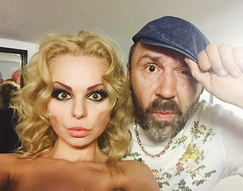 Исполнительница хита про «Лабутены» покинула группу