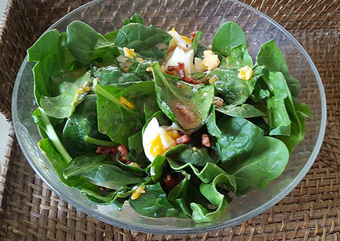 Салат из шпината с беконом и яйцом