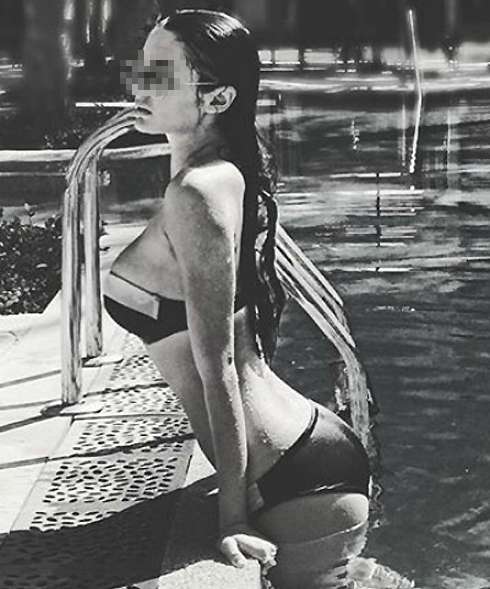 В конце прошлого года Настя Сланевская опубликовала черно-белый снимок тогда еще 16-летней дочки в бассейне