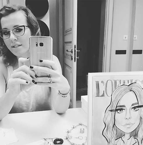 Ксения Собчак развлекает себя селфи