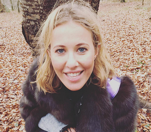 Ксения Собчак скрывает толстые ноги?