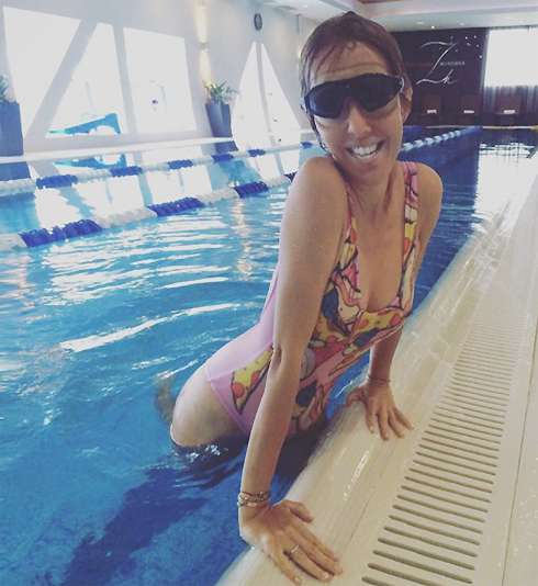 А на этом снимке неестественно выглядит левая рука Ксении