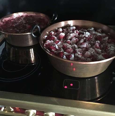 Лолита наварила двадцать килограммов клубничного варенья Лолита наварила двадцать килограммов клубничного варенья