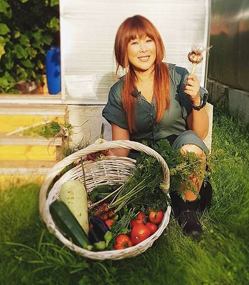 Анита Цой каждый год занимается заготовками на зиму Анита Цой каждый год занимается заготовками на зиму